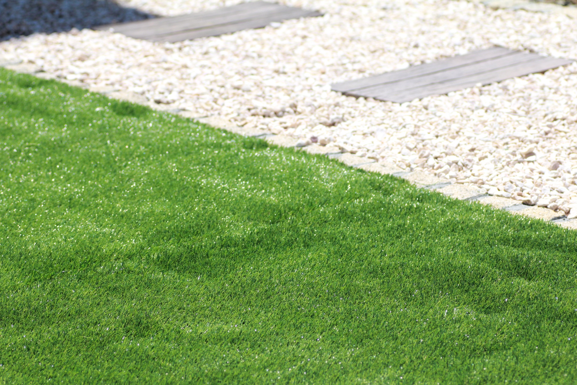 お庭に人工芝を施工するメリットとは？