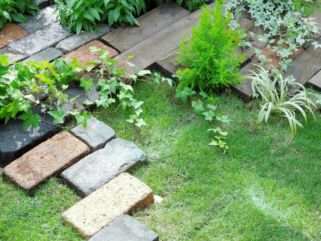 【豊田市の芝生施工事例】雑草だらけの庭を再生｜セントオーガスチンで雑草対策も実現